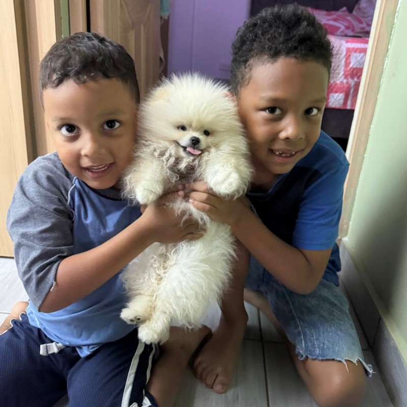 Familia con su cachorro de Cañaveral Pets