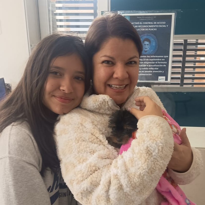 Familia con su cachorro de Cañaveral Pets