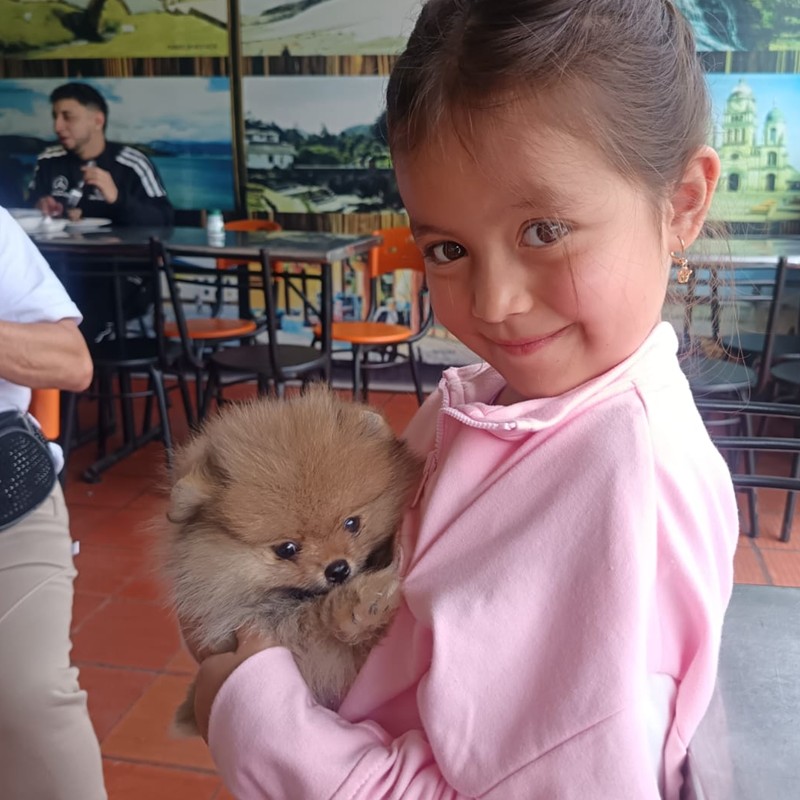 Familia con su cachorro de Cañaveral Pets