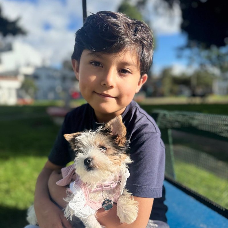 Familia con su cachorro de Cañaveral Pets