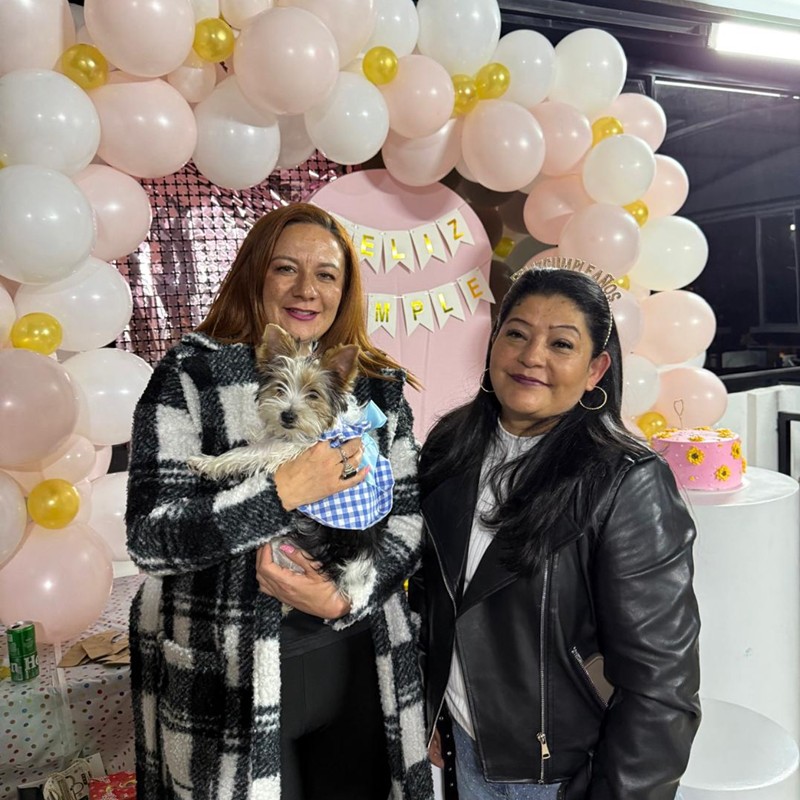 Familia con su cachorro de Cañaveral Pets