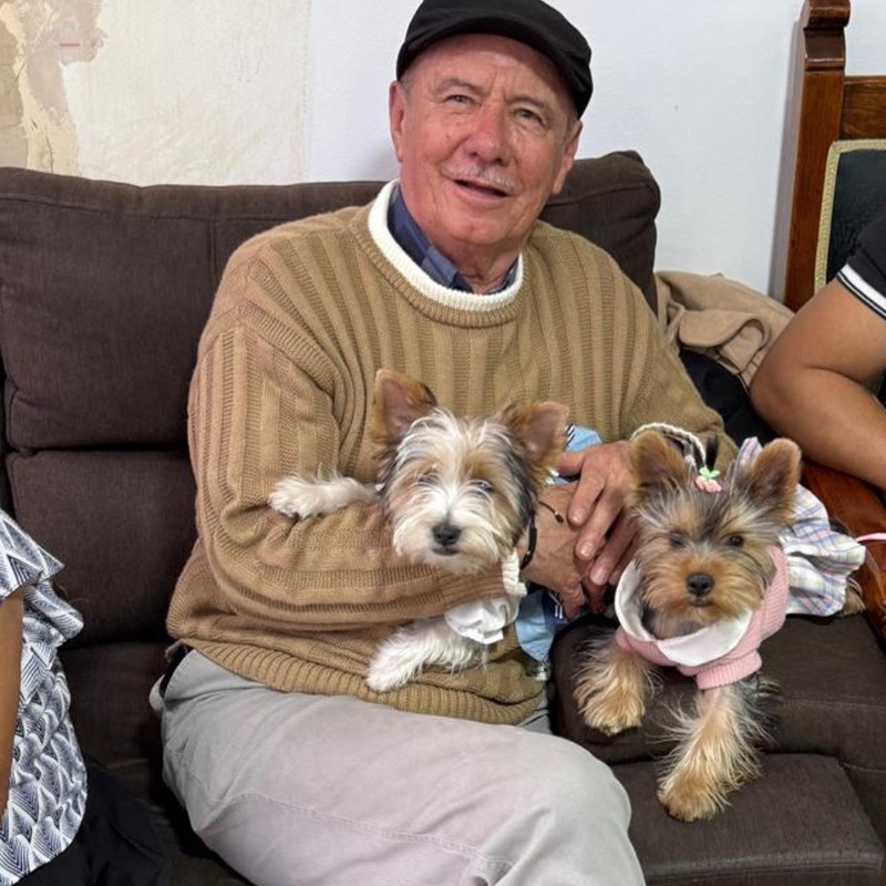 Familia con su cachorro de Cañaveral Pets